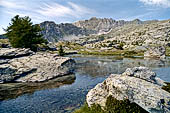 Parco del Mercantour, valle di Fontanalba, Laghi Gemelli (Jumeaux) (2230m) punto di partenza delle visite guidate alle incisioni rupestri, sullo sfondo il Monte Bego.